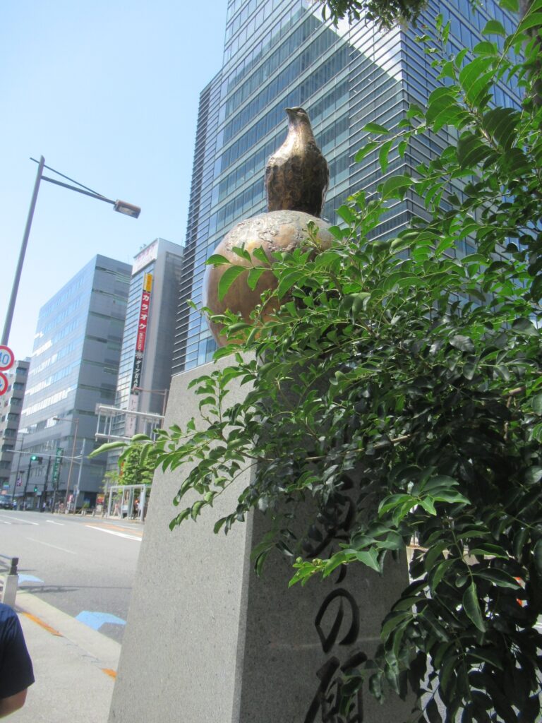 浜松町駅前の、広げよう納税の輪モニュメント。