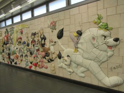 国際展示場駅コンコースの、手塚治虫陶板壁画モニュメント。