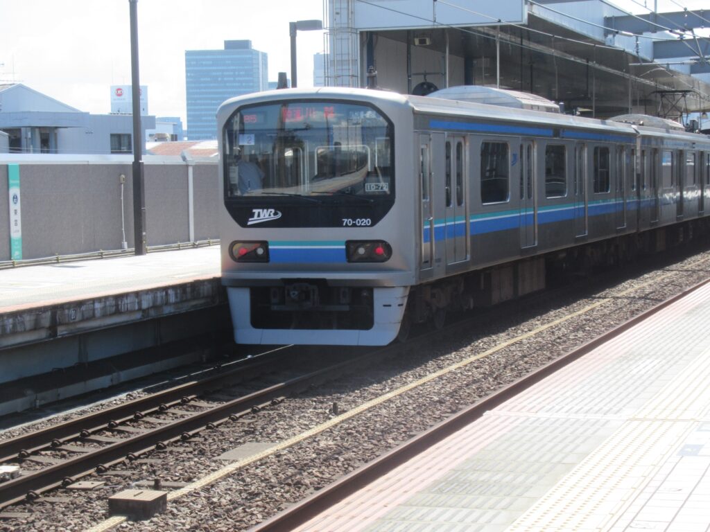 東雲駅は、東京都江東区東雲二丁目にある、りんかい線の駅。