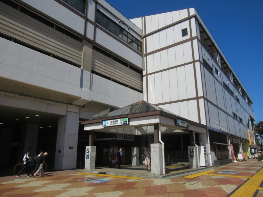 新木場駅は、江東区にある、東京メトロ・JR東日本・りんかい線の駅。