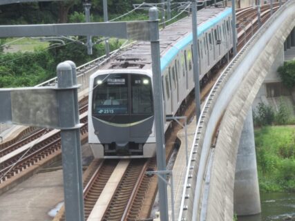 国際センター駅屋外テラスから広瀬川橋梁を渡る地下鉄車両を望む。