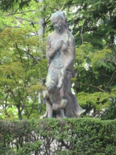 勾当台公園にある母子像、平和祈念像でございます。