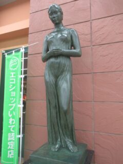 盛岡駅の構内、2階コンコースのKIRIN CITY脇の女性像「祈り」。