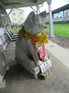 東大館駅構内にあった、秋田犬のセメント像です。