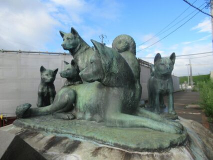 工事中の大館駅脇、南北自由通路若草ロード付近の秋田犬の像。