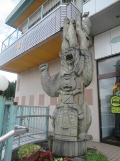 阿仁前田温泉駅舎クウィンス森吉の前にある、木彫りの作品です。