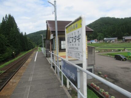 阿仁マタギ駅は、秋田県北秋田市阿仁中村にある、秋田内陸縦貫鉄道の駅。
