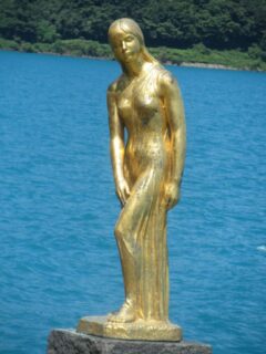 田沢湖と言えば、有名な「たつこ像」でございますですよね。