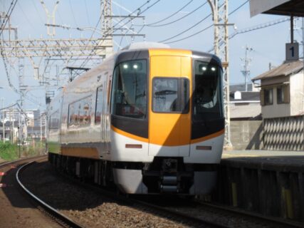 東松阪駅は、三重県松阪市大津町久地にある、近鉄山田線の駅。