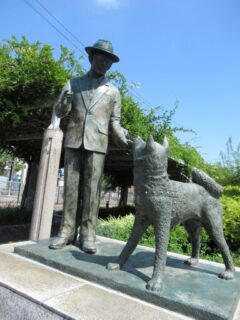久居駅東口の緑の風公園にある、上野英三郎博士とハチ公像。
