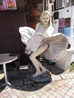 津市丸の内で、マリリン・モンローさんに遭遇いたしました。