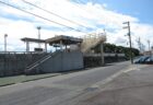 綾羅木駅前広場にある、ふるさとの碑とふるさと弥生の土笛。