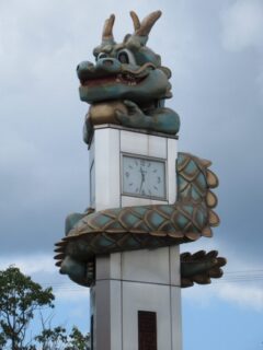 山陰本線川棚温泉駅前にある、青龍の時計塔でございます。