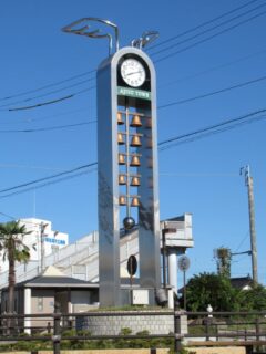 宇部線の阿知須駅前広場にある、カリヨン時計塔でございます。