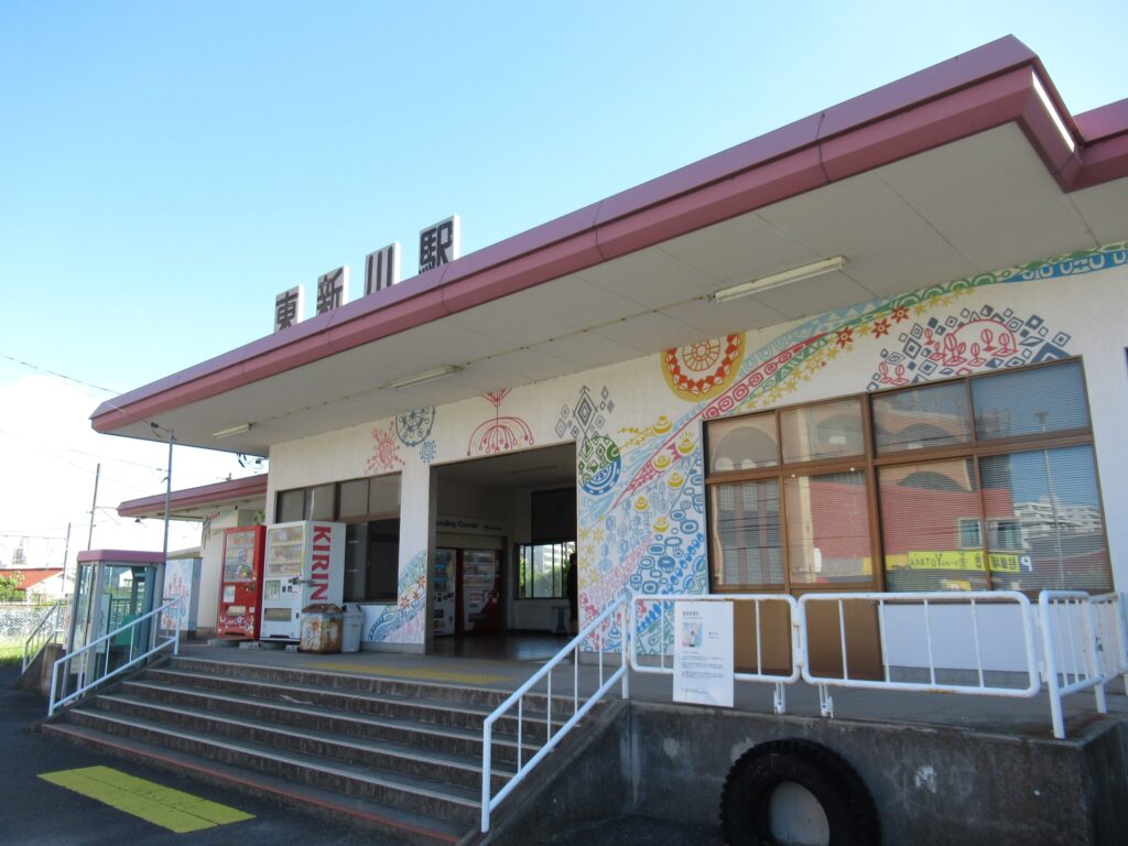 東新川駅は、山口県宇部市東新川町にある、JR西日本宇部線の駅。