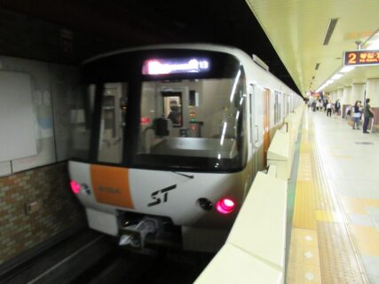 西11丁目駅は、札幌市中央区大通西11丁目にある、札幌市営地下鉄の駅。