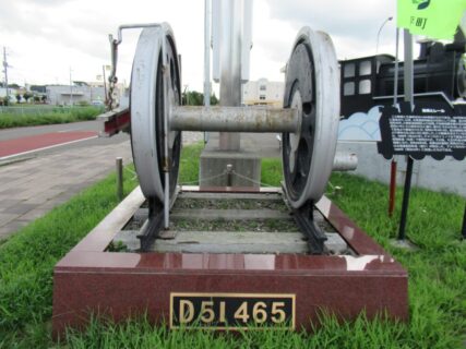 追分駅前広場にある、D51465の動輪とレールでございます。