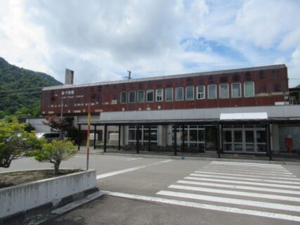 新夕張駅は、北海道夕張市紅葉山にある、JR北海道石勝線の駅。