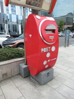 札幌駅前広場にある、日本唯一のデザイン郵便ポスト。