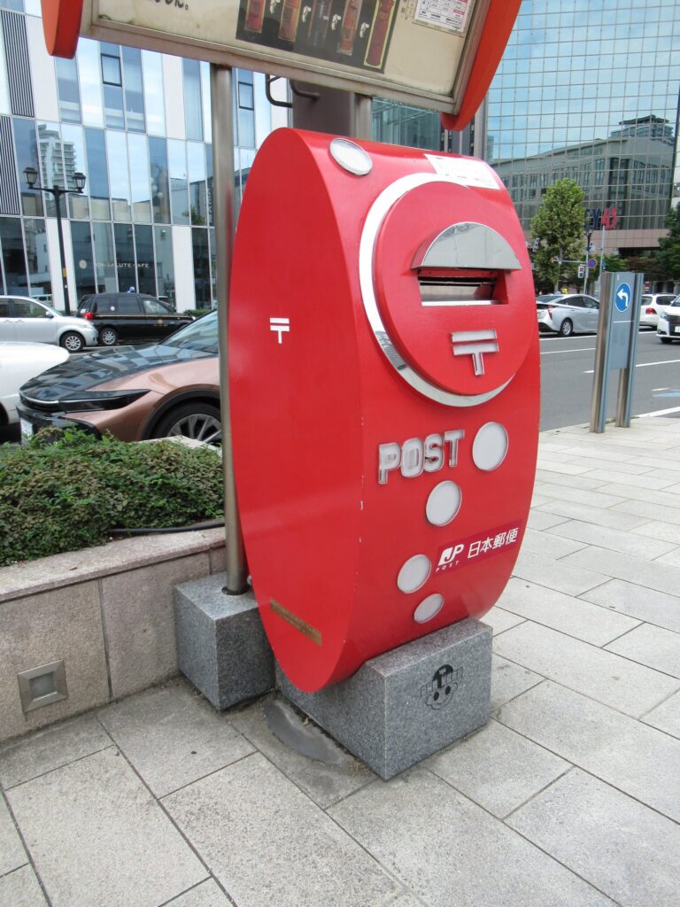 札幌駅前広場にある、日本唯一のデザイン郵便ポスト。