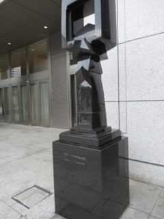 札幌駅南口にある、TERMINUSの像というモダンアート。