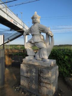 関西本線の井田川駅前広場にある、日本武尊像でございます。