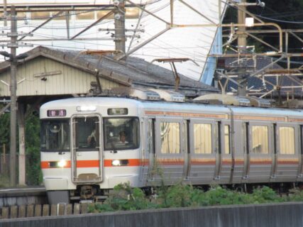 加佐登駅は、三重県鈴鹿市加佐登一丁目にある、JR東海関西本線の駅。