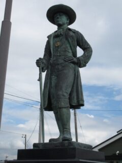 伊勢若松駅前にある、大黒屋光太夫の像でございます。