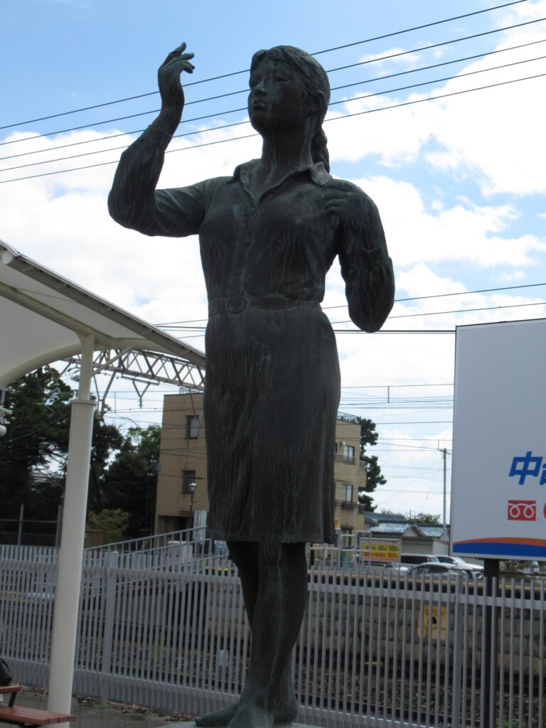 近鉄名古屋線の白子駅西口にある女性像、薫風。