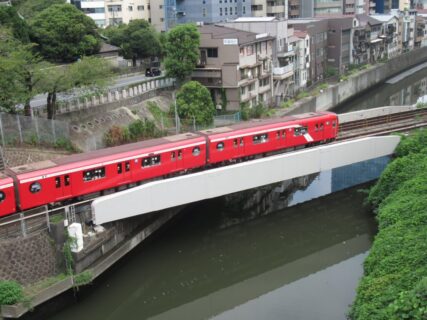 聖橋の上から眺める定番の風景と言えば、神田川を渡る丸の内線ですわな。