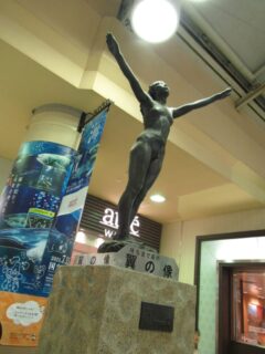 上野駅中央改札の待ち合わせ場所、朝倉文夫作・翼の像。