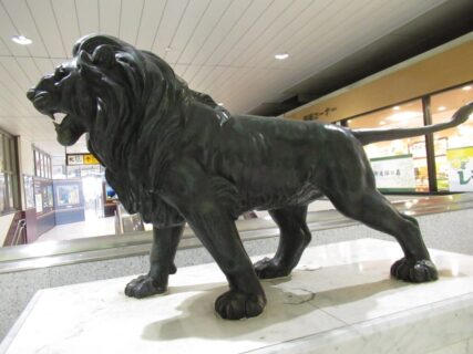 宇都宮駅の新幹線通路にある、ライオンの像。