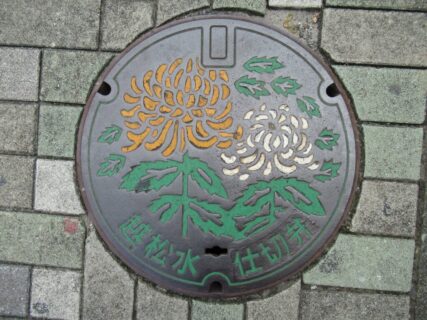 蒲生駅前にあった、越谷市オリジナルマンホール蓋と越松水仕切弁蓋。