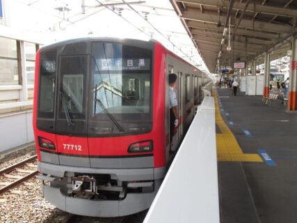 獨協大学前駅は、埼玉県草加市松原一丁目にある、東武鉄道伊勢崎線の駅。