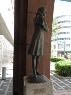 草加駅東口に建つ少女像、あしたを聞くでございます。