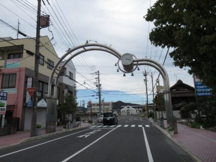 高山本線那加駅前の本町通りにある、お洒落なアーチでございます。