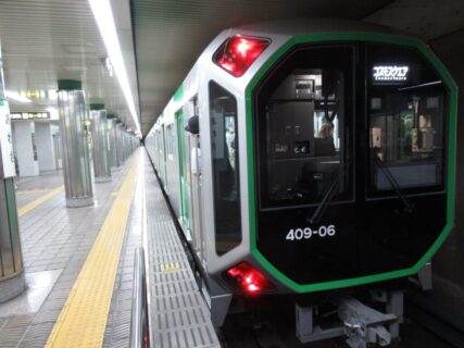 宇宙船を思わせるフォルム、大阪メトロ400系電車@阿波座駅。