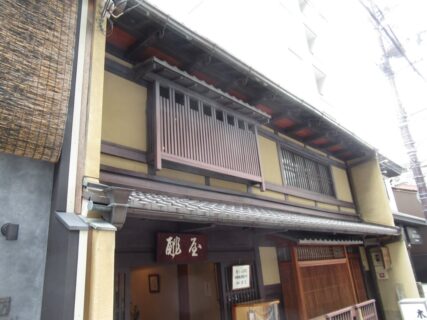坂本龍馬寓居趾、創作木工芸酢屋は海援隊京都本部だったところ。