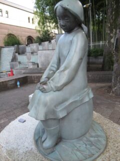 狛江駅の脇にある狛江弁財天池緑地の入り口にある幼女像。