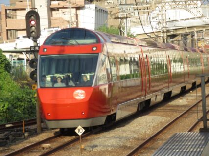 鶴川駅は、東京都町田市能ヶ谷一丁目にある、小田急電鉄小田原線の駅。