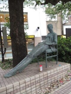 小田急町田駅東口カリヨン広場の、めっちゃ足長女性像です。