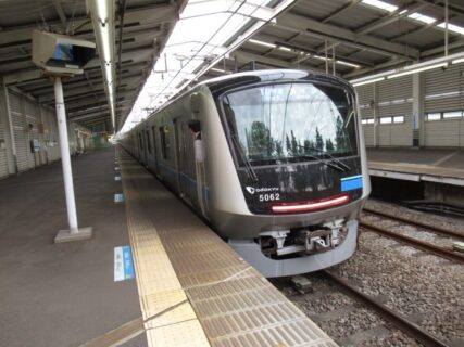 小田急永山駅は、多摩市永山一丁目にある、小田急電鉄多摩線の駅。