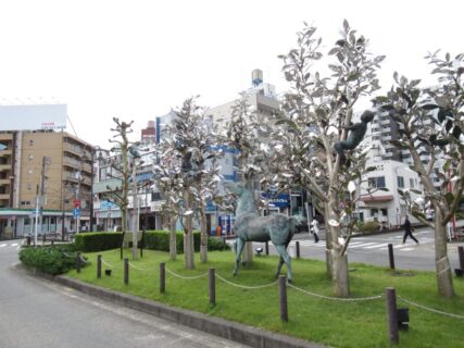 パブリックアート陽だまりの林@小田急電鉄江ノ島線の南林間駅西口。