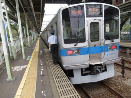 座間駅は、神奈川県座間市入谷東三丁目にある、小田急電鉄小田原線の駅。