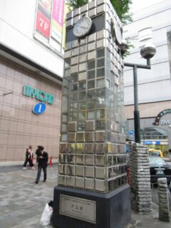 本厚木駅北口広場にあるモニュメント時計、アユポ。