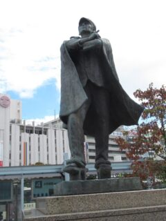 岡山駅東口広場にある、旧制第六高等学校六高生記念像。