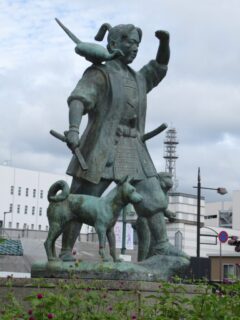 岡山駅前のランドマークと言っても過言ではない桃太郎像。
