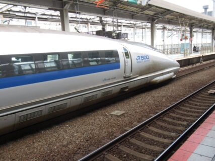 小倉駅に入線してきた、山陽新幹線500系こだま号でございます。
