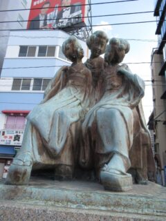 福博であい橋のたもとにある、小島与一さんの三人舞妓像。