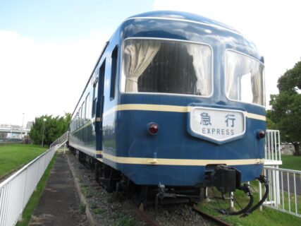 貝塚公園にある、蒸気機関車9600形とナハネフ22客車でございます。